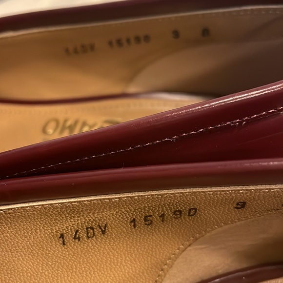 Salvatore Ferragamo Loafer Size 9 Burgundy and Gold - Picture 4 of 7